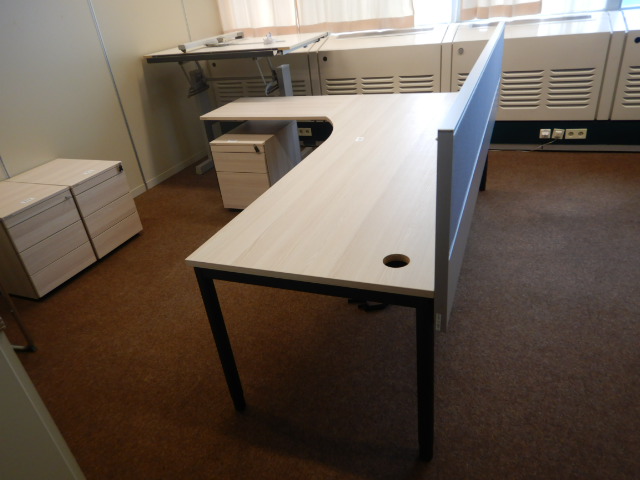 Schreibtisch mit Rückwand ca. 240x200 cm